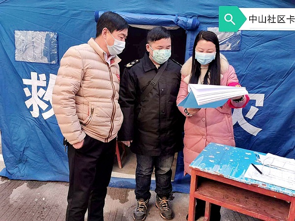 1583909081213353.jpg 潢川三小黨支部書記、副校長(zhǎng)葛中紅(右一)在防疫點(diǎn)值班.jpg