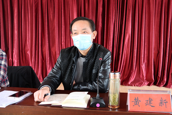 1584263603311190.jpg 圖三:縣教體局黨組書(shū)記、局長(zhǎng)黃建新作總結(jié)講話(huà).JPG