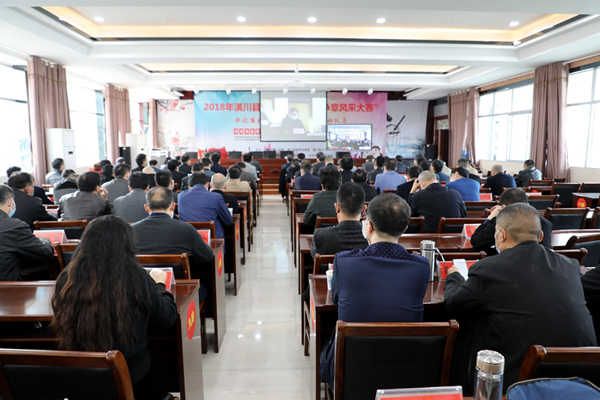 1585107402845895.jpg 圖一:潢川縣教體局組織收聽收看全市教育脫貧攻堅(jiān)工作視頻會(huì)議.JPG