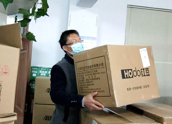 1586243134269916.jpg 圖一:彭濤正在搬運(yùn)物資.jpg